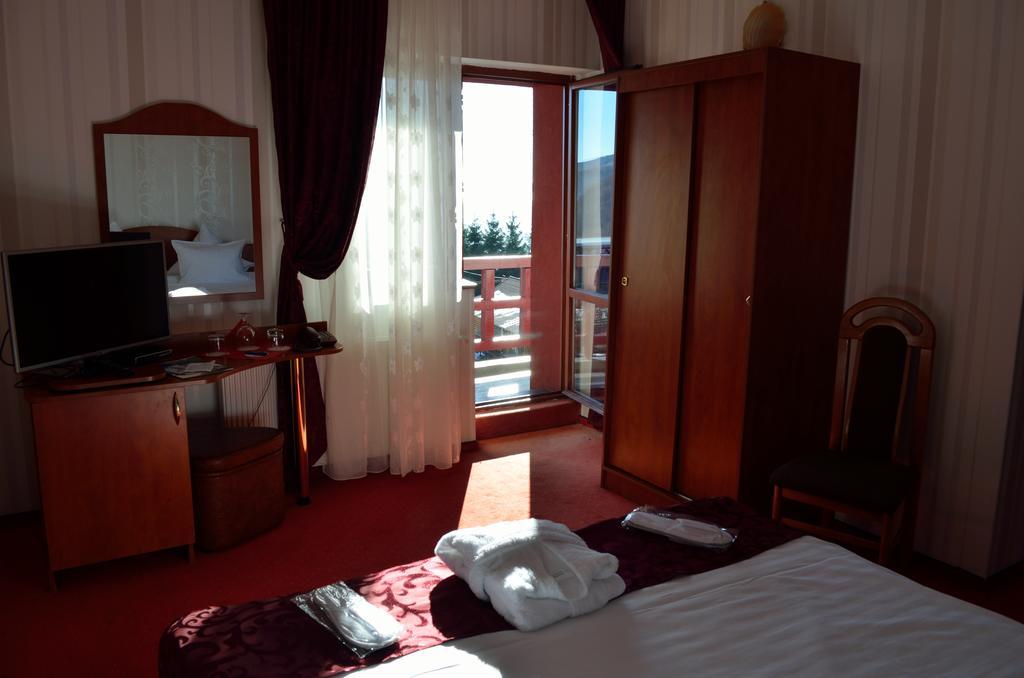 Hotel Rusu เปโตรชานิ ภายนอก รูปภาพ