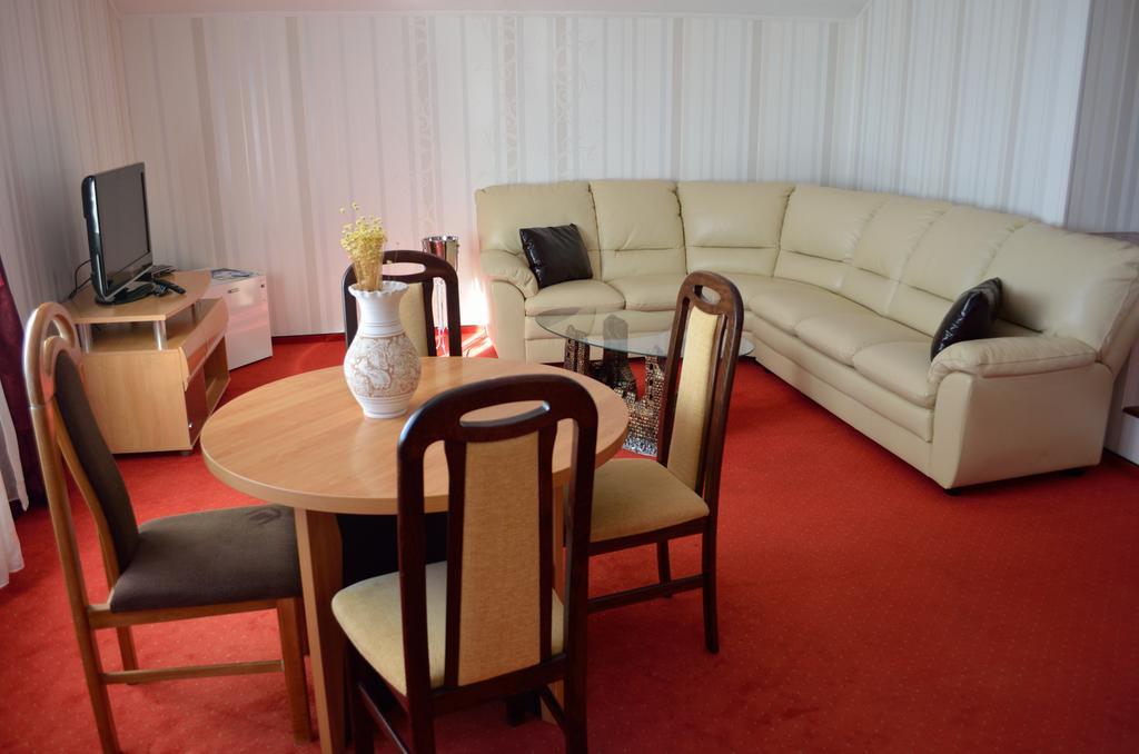 Hotel Rusu เปโตรชานิ ภายนอก รูปภาพ