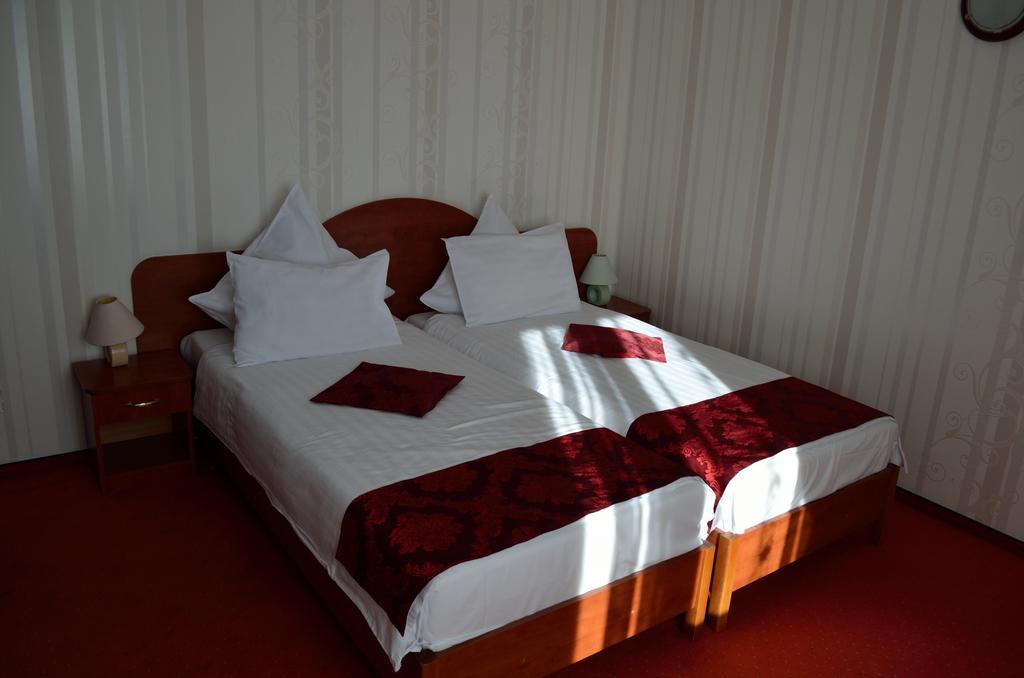 Hotel Rusu เปโตรชานิ ภายนอก รูปภาพ